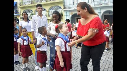 Hoy recibieron la pañoleta azul casi 130 000 niños de primer grado en toda Cuba 