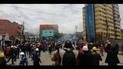 El Alto heroico salió a las calles a defender a su Presidente.