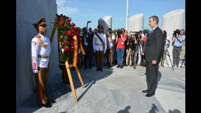 Felipe VI y Letizia, depositaron una ofrenda floral al Héroe Nacional, José Martí, en la base del monumento de la Plaza de la Revolución