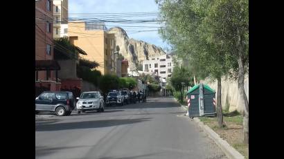 Fuerzas militares detuvieron a la Coordinadora de la brigada, la doctora Yoandra Muro Valle y otros colaboradores, en la avenida E. Herzog, Achumany, en La Paz y en el lugar permanecía un auto de Embajada de Estados Unidos placa 28-CD-17. 