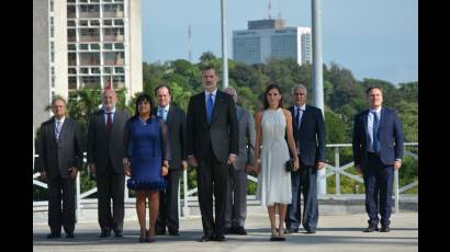 Felipe VI y Letizia, depositaron una ofrenda floral al Héroe Nacional, José Martí, en la base del monumento de la Plaza de la Revolución