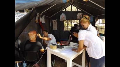 El proyecto comunitario de los estudiantes de Tecnologías de la Salud no solo efectúan la graduación de la vista a los visitantes, sino también la pesquisa de catarata. 