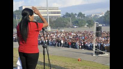 Pioneros cubanos rinden honor a Martí