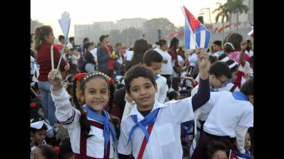 Pioneros cubanos rinden honor a Martí