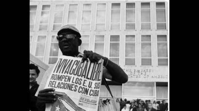 El 4 de enero de 1961 el periódico Revolución, bajo un gran ¡VIVA CUBA LIBRE!, dio a conocer que el día anterior Estados Unidos había roto sus relaciones con Cuba.