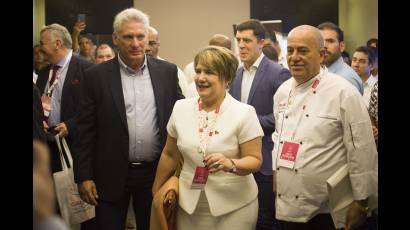El presidente cubano Miguel Díaz Canel junto a Lis Cuesta, Presidenta del comité organizador del evento,  y Eddy Fernández, Presidente de la Federación Culinaria de Cuba