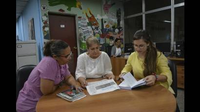 La periodista Mileyda Menéndez y las especialistas del Cenesex Elvia de Dios Blanco y Lilian Burgos Martínez
