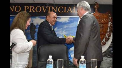 Díaz-Canel asiste a toma de posesión del gobernador de Villa Clara