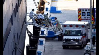 Un paciente enfermo de covid del crucero zaandam es llevado a una ambulancia en puerto de fort lauderdale 