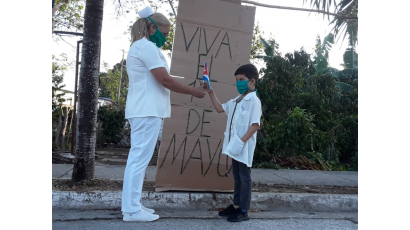 Fabián pidió vestirse de médico para honrar a los profesionales del sector de la salud