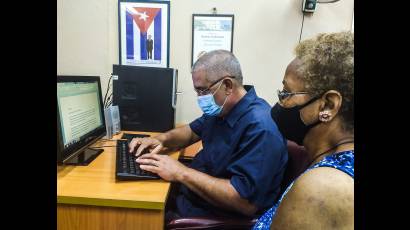 El doctor Pablo Roque, Coordinador del Programa de Lactancia Materna, y la doctora Evangelina Romero Fernández, coordinadora de este programa en el municipio Habana del Este