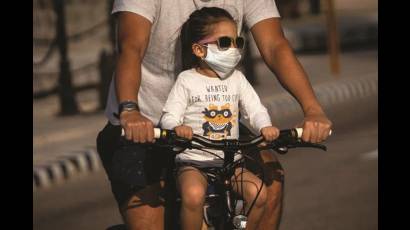 Niña con nasobuco