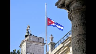Bandera cubana ondea a media asta por duelo nacional.