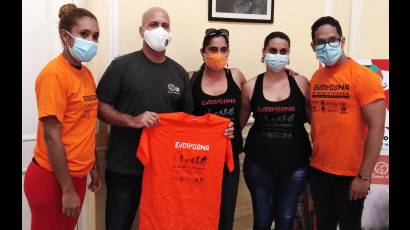 Gerardo Hernández Nordelo y miembros de la campaña Evoluciona.