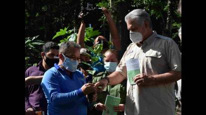 Díaz-Canel visitó una despulpadora donde se están procesando 2 300 latas recuperadas luego del paso de la tormenta tropical Eta