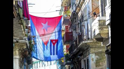 Nuestra enseña tricolor ondea desde balcones y fachadas para celebrar la llegada de cada nuevo año