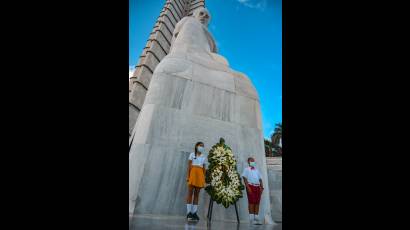 A los pies del apóstol relucía una ofrenda floral de rosas blancas.