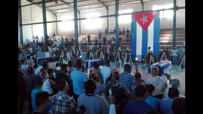 Honras fúnebres de jóvenes maestros de Granma