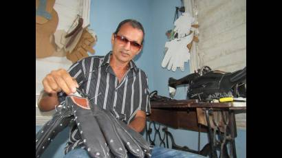 Carlos Manuel Escalona y su familia se han especializado en la confección de guantes de béisbol
