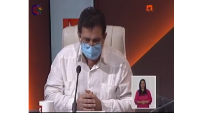 El director provincial de Salud, doctor Emilio Delgado Iznaga, en el spacio Mesa Redonda