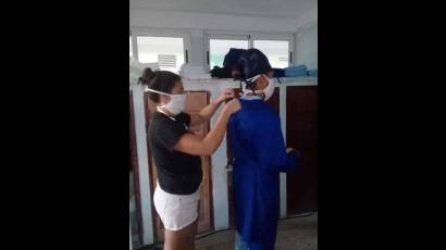 Amián creó el sistema para organizar la ropa, y Olguita le ayuda a enfundarse en la suya.