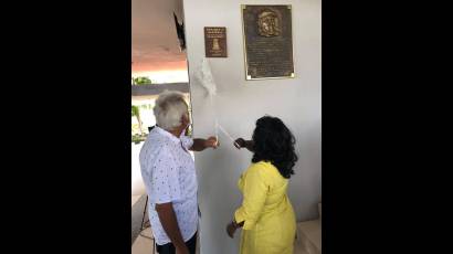 Diana Sedal Yanes, rectora del Alma Mater oriental, devela, junto al Conservador de la Ciudad de Santiago de Cuba, el arquitecto Omar López, la tarja que oficializa la declaratoria.