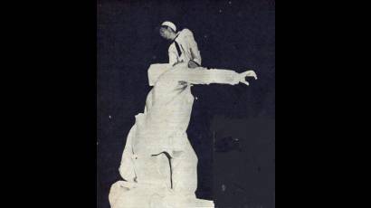 Marines norteamericanos profanan en 1949 la estatua de José Martí en el Parque Central de La Habana