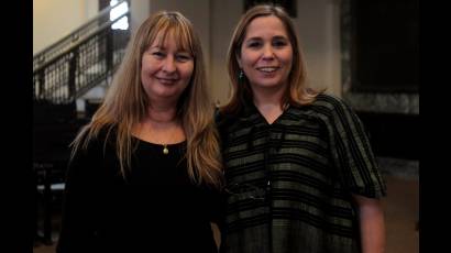 Maribel Acosta junto a Rosa Miriam Elizalde Zorrilla