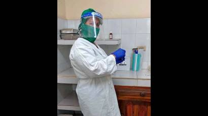Preparando una toma de muestra de antígeno en el cuerpo de guardia de respiratorios de Nueva Gerona