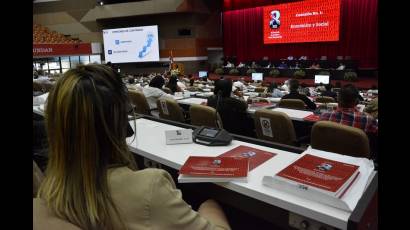 Sesión de la Comisión Económica y Social en el 8vo. Congreso del Partido Comunista de Cuba.