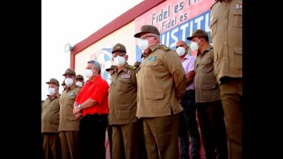 El General de Ejército Raúl Castro Ruz reconoció a veteranos combatientes e integrantes del Ejército Oriental con motivo del aniversario 60 de esa formación