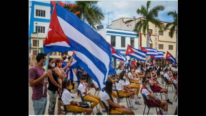 En la Plaza Martiana tunera flamearon las banderas cubanas