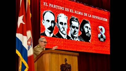 El General de Ejército Raúl Castro Ruz presenta el informe central del 8vo. Congreso del Partido Comunista de Cuba.