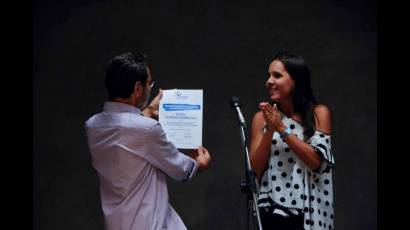 Momento en el que el maestro Leo Brouwer le entrega a la directora Daiana García el Premio Espiral Eterna, que concedía su oficina.