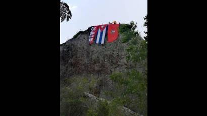 A 1225 metros sobre el nivel del mar, en la cima de la Gran Piedra, fue emplazada la enseña nacional en señal de reclamo de los nuevos santiagueros contra el Bloqueo