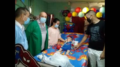 El pequeño rodeado por sus padres y los doctores Guillermo Montalbán (izq) y José Hernández (segundo de izq a der).