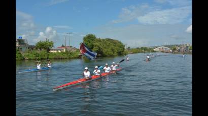 Integrantes de la escuela de remo participaron en regata contra el bloqueo