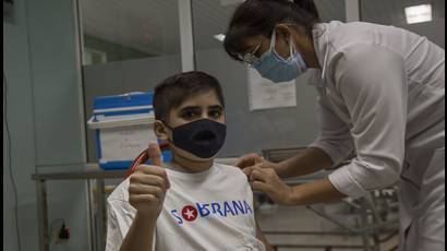 Gabriel García Fernández, de 12 años, primer paciente pediátrico en ser vacunado con Soberana 02.