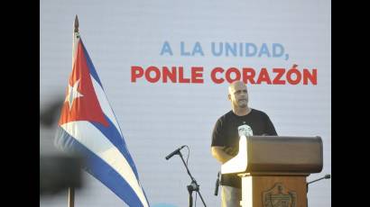 Gerardo durante su intervención en el acto político-cultural en el malecón de La Habana en defensa de la Revolución Cubana