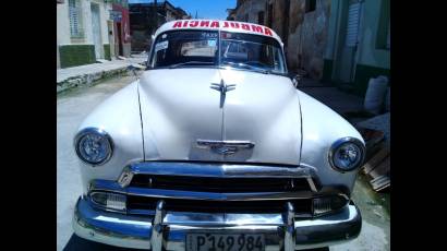 Yodanys Bermúdez Guerrero convirtió su Chevrolet de 1961 en una ambulancia.