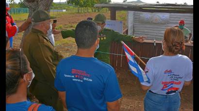 Jóvenes dialogan con combatientes en la inauguración de un campo de tiro en comunidad rural Julio Antonio Mella de Isla de la Juventud