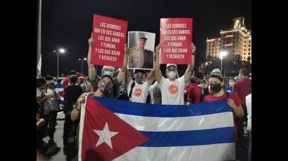 Jóvenes cubanos reafirmando el apoyo a su Revolución 