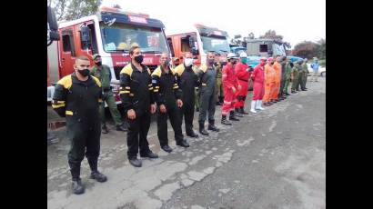 Aris Arias Batalla y su equipo de voluntarios