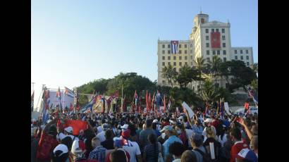 Jóvenes cubanos y gente de pueblo defendiendo nuestra Revolución