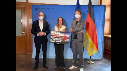 Recogida de firmas para el fin de las sanciones contra Cuba en Berlín