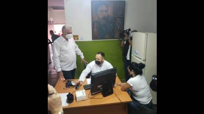 Presidente cubano en vacunatorio
