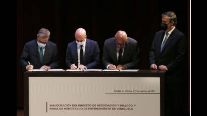 De izquierda a derecha, el representante de la oposición, Gerardo Blyde; Dan Nylander, diplomático noruego; Jorge Rodríguez, presidente de la Asamblea Nacional de Venezuela y el canciller mexicano Marcelo Ebrard, durante la firma del Memorando de Entendimiento.