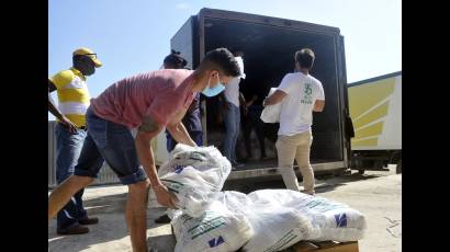 Jóvenes capitalinos colaboran en la distribución de los módulos de alimentos que llegan a las familias cubanas