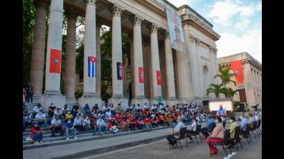 Cerca de cien jóvenes de diferentes sectores y profesiones intercambian con la dirección del país en este día histórico