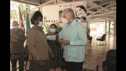 El Presidente cubano recibió sellos conmemorativos por los aniversarios de las FAR y el Minint. 